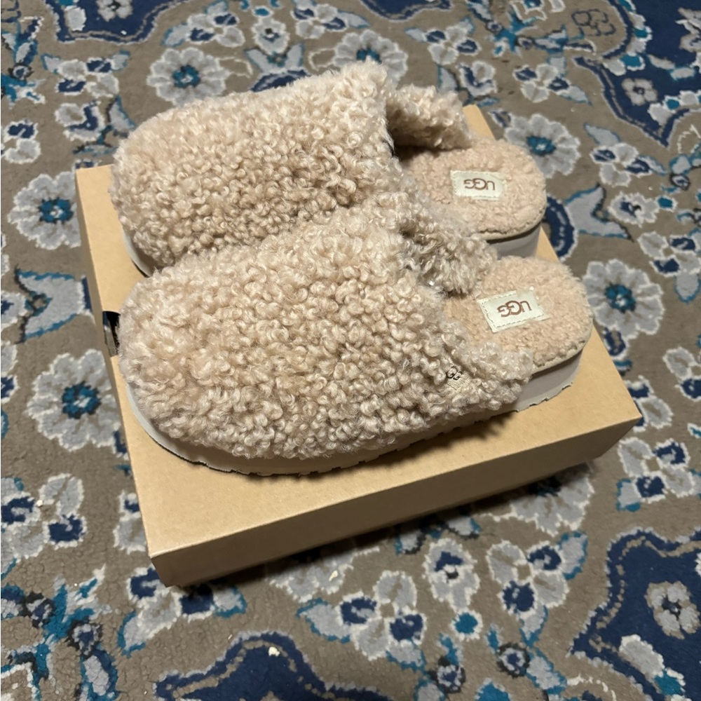 Ugg Maxi Curly Platform